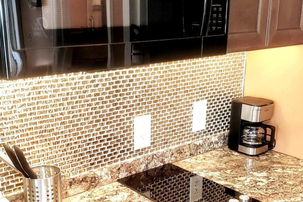 Stylish Suite Tampa Minutes To Hard Rock Casino Mango Exterior photo